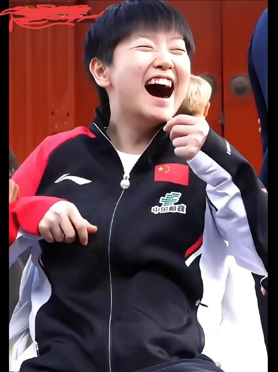 孙颖莎的笑容是北京大满贯最暖的光！抽签仪式上的莎莎笑得也太治愈了吧！和闺蜜迪亚