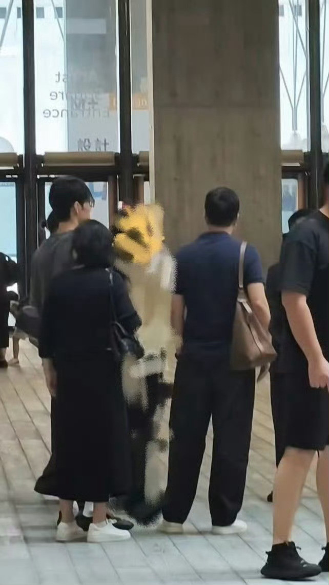 香港偶遇肖战和父母逛街朋友突然拽我胳膊问是不是肖战，我完全没注意。后来才反应过来