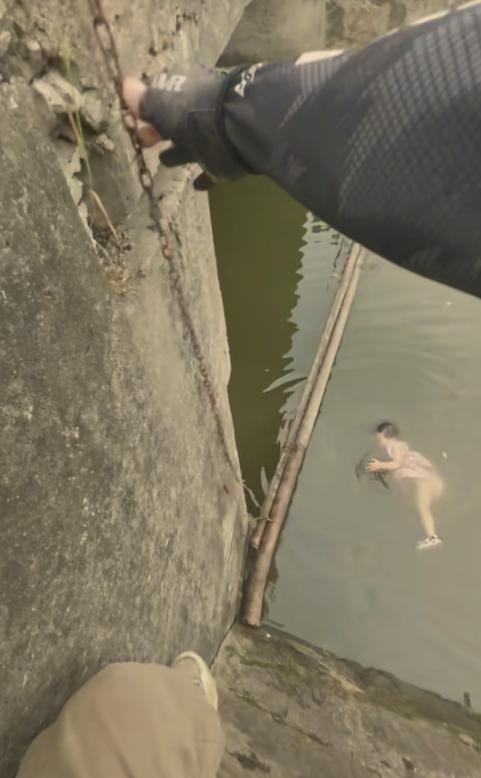 上央视新闻了！浙江慈溪，一钓鱼佬回家途中，意外瞥见水面漂着个穿尿不湿的孩子。他起
