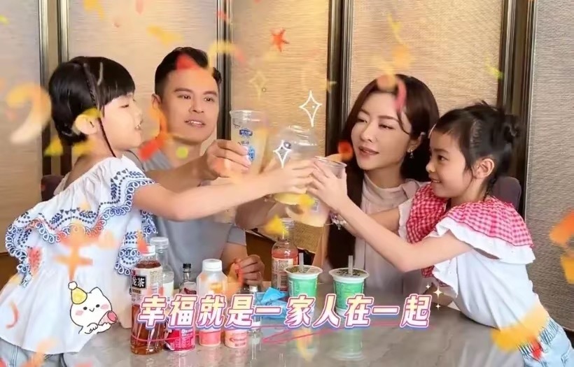 熊黛林晒老公做饮料，甜蜜亲吻郭可颂，7岁女儿门牙掉了丑萌十足！！！​​​