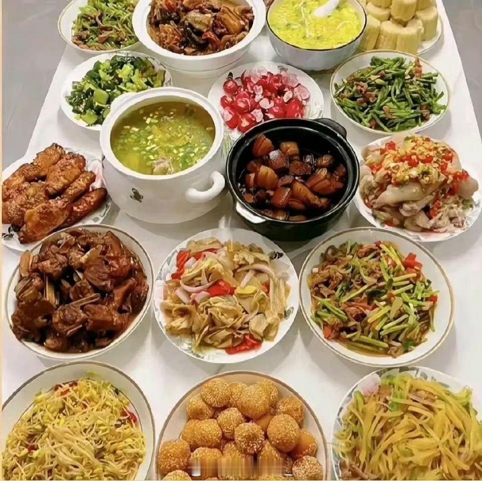 三个朋友叫吃饭，吃谁家的！​​​​