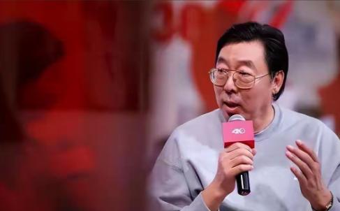跳高王子朱建华：1990年退役后，去美国加州大学读书，为了养家，在餐馆端盘子、健