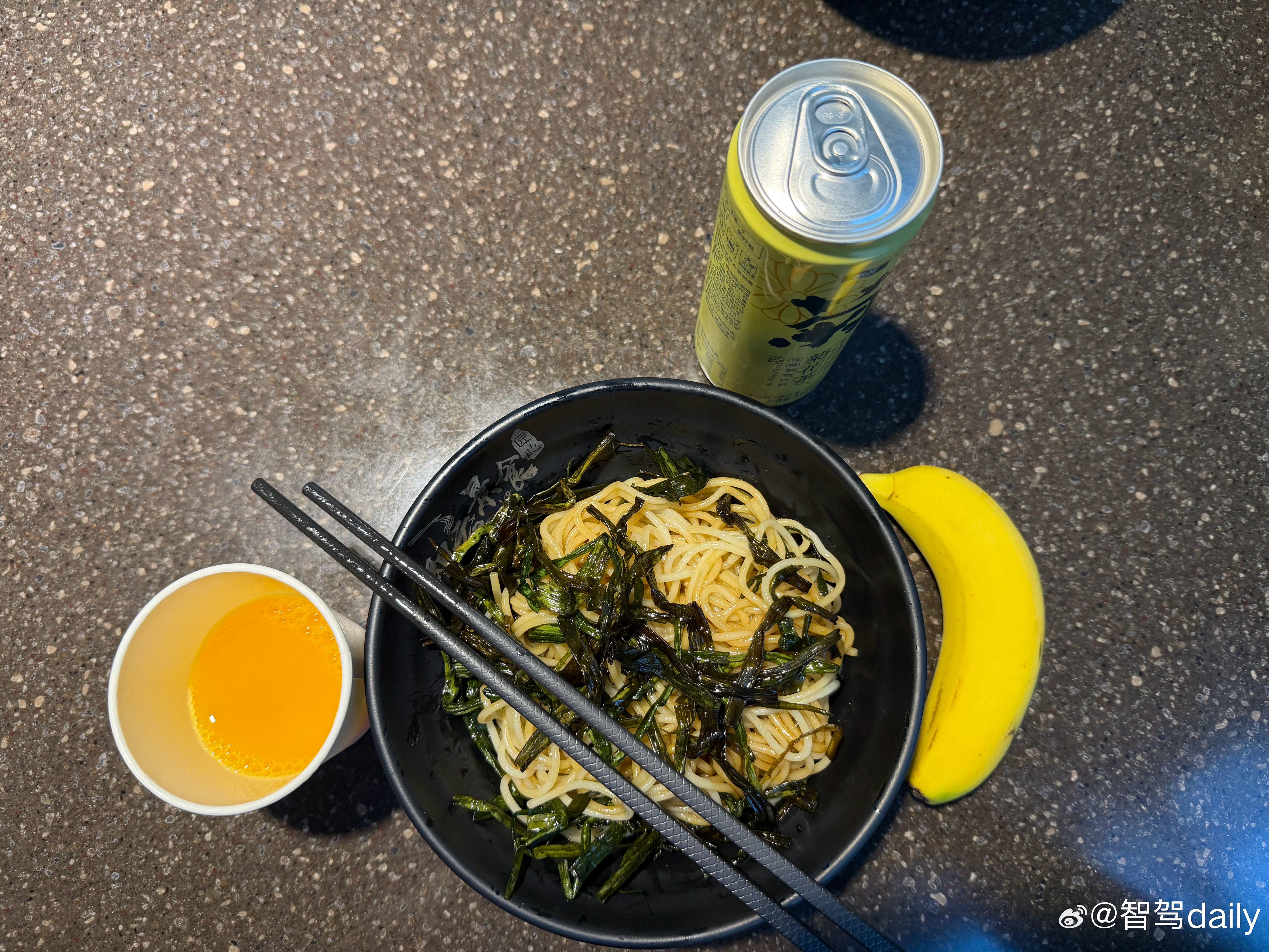 今天的早餐，虽然吃面一会就饿但还是挺喜欢吃的。这问题如何破解？​​​