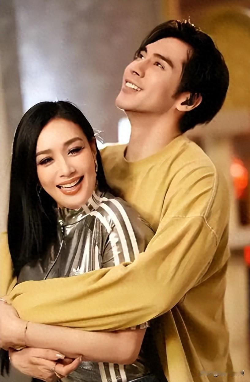 钟丽缇仨女儿全喊张伦硕“爸爸”，网上却说她们是嫁衣，这事真不是表面看起来那样。