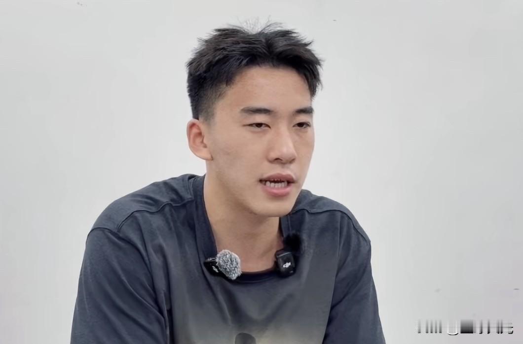 高度概括总结如下：1、教练不让用金鸡独立，无法接受。2、被边缘化，没有战术地