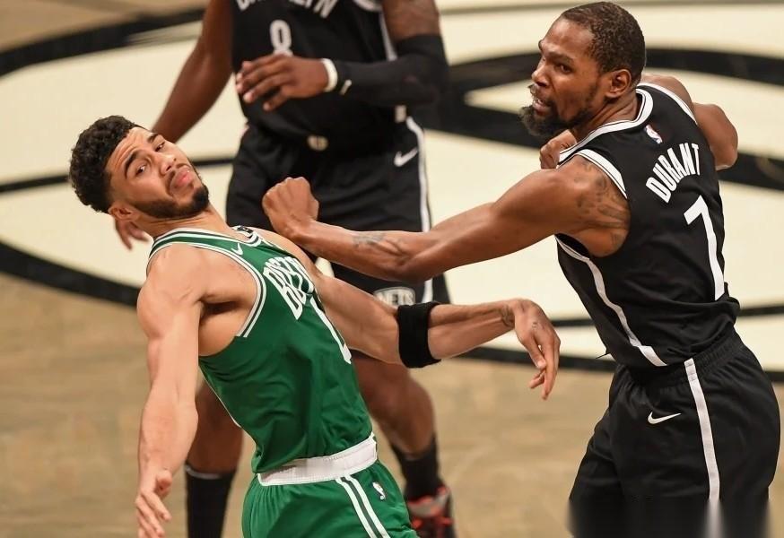 塔图姆遇到了和杜兰特同样的问题，但是他却没有能力解决！同样是跟腱断裂的大伤，回归