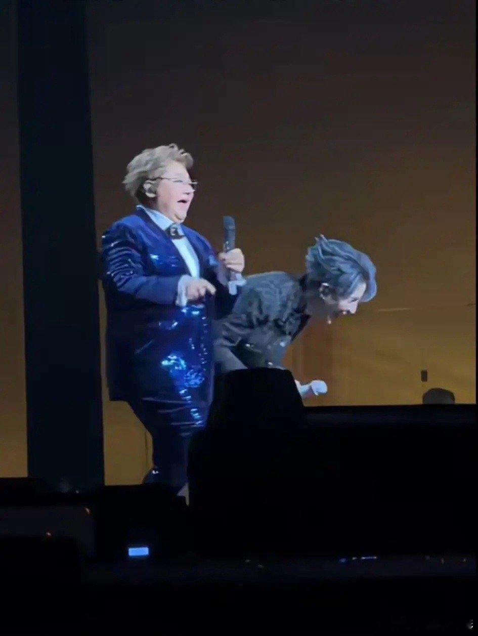 有网友说，薛之谦也太好欺负了，他的墨镜被韩红扔了，还得保持微笑。哈哈哈……1月2