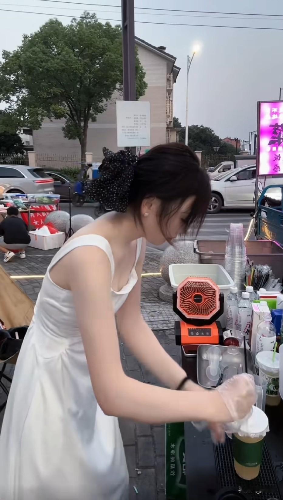 人家摆摊咋白白净净的，我晒得像个非洲的