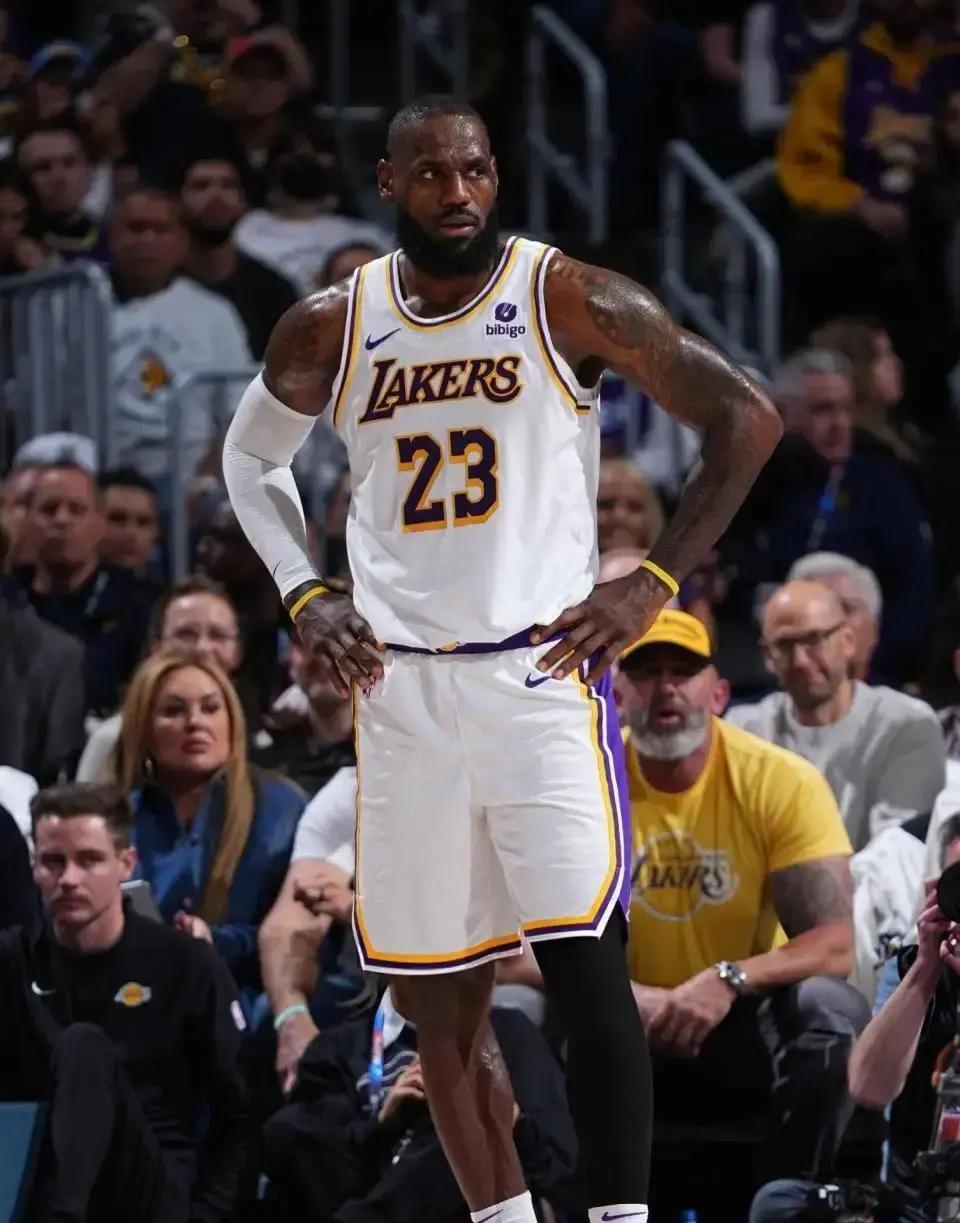 41岁詹姆斯打满36分钟轰29分逆转，湖人替补除斯马特全哑火——合计2分！这仗赢