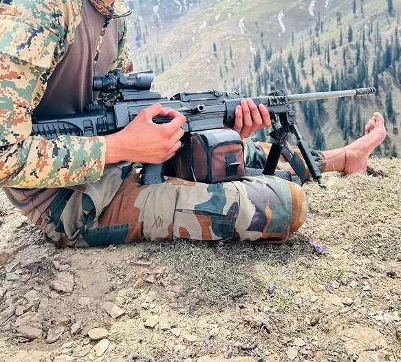 印度士兵与装有TrijconACOG瞄准镜的内格夫轻机枪