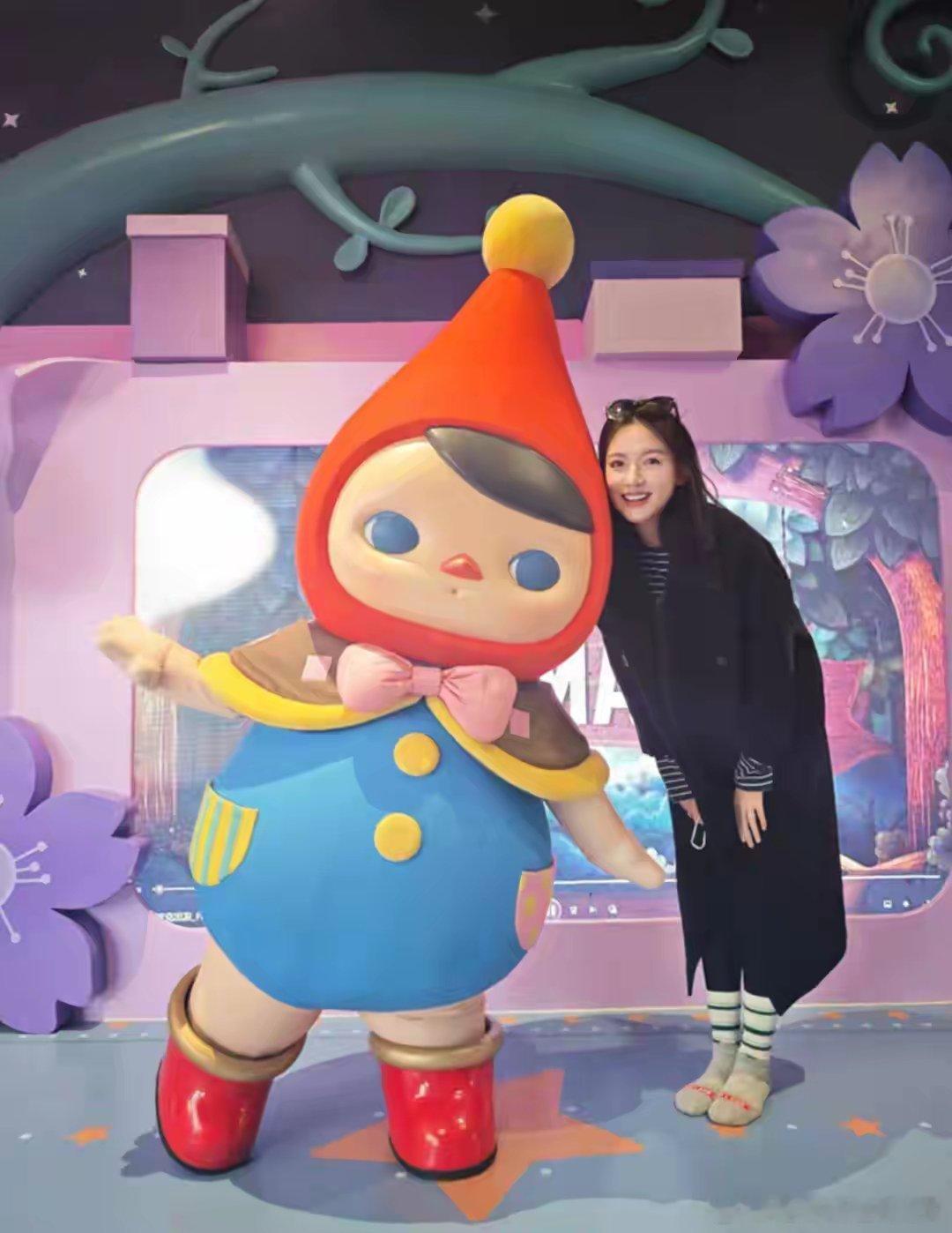 张梓琳9岁大女儿腿长张梓琳女儿镜头下年轻又有活力，披散着一头秀发，身着条纹打底衫