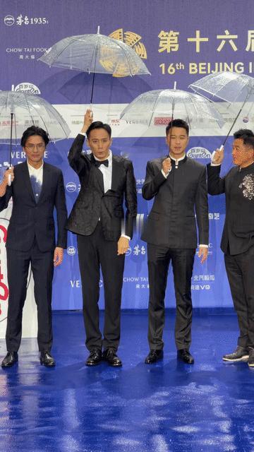 王雷实在应该感谢刘烨，刘烨把他衬托的特别气宇轩昂，一身正气，走红毯一定挨着刘烨站