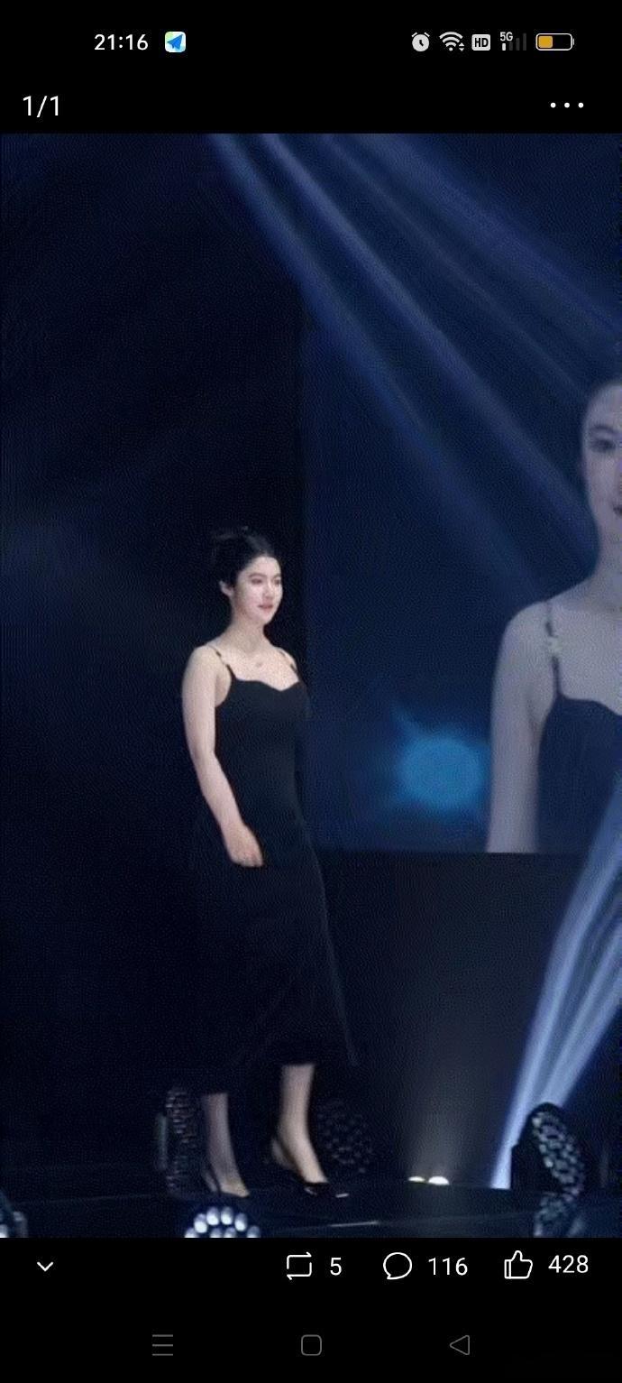 很少见这么有肉的模特，虽然步伐不标准，但是很有韵味啊​​​