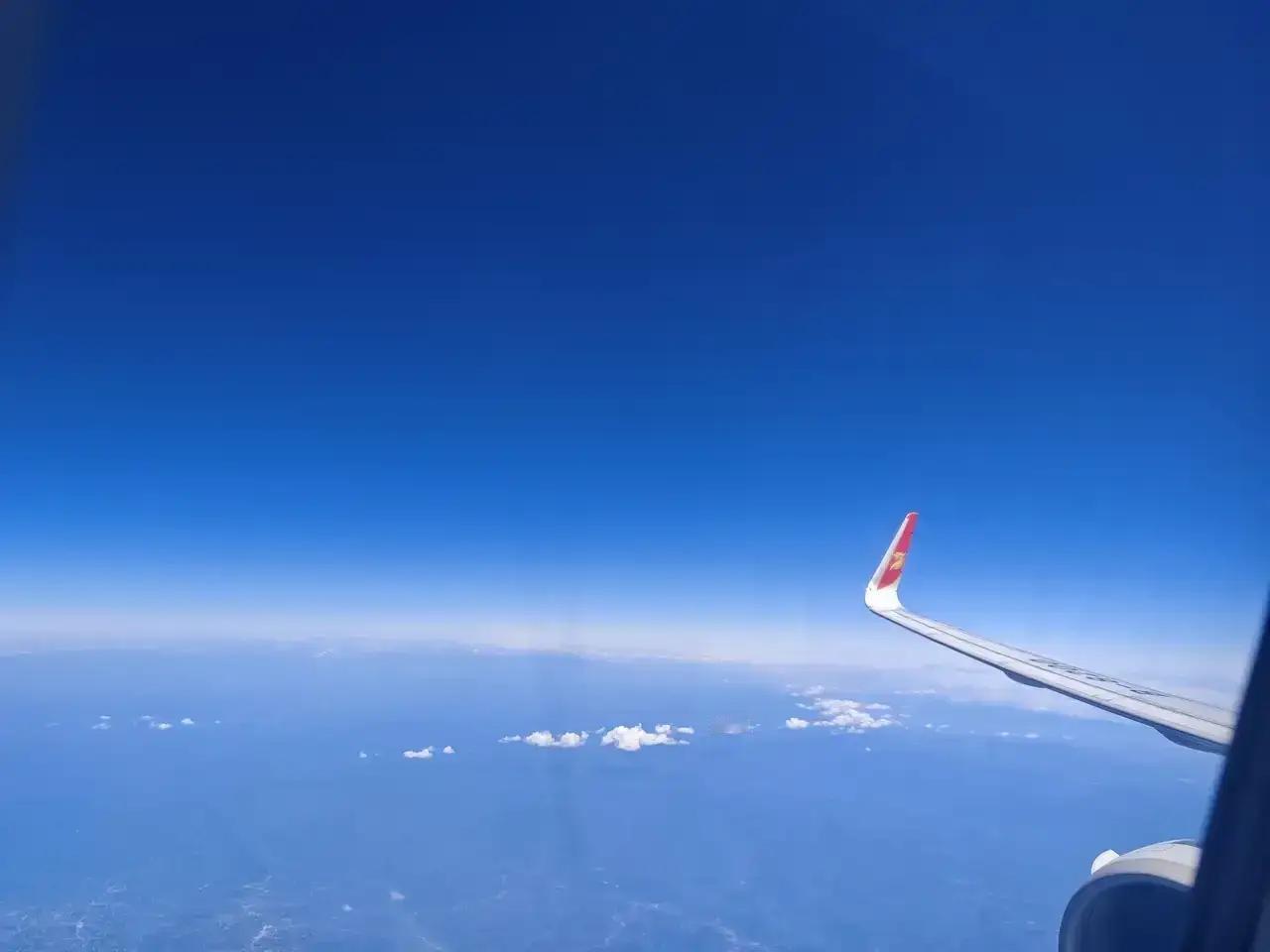 天空的颜色和状态总是在不断地变化，如同就像我们的人生，有顺境也有逆境，有欢笑也有
