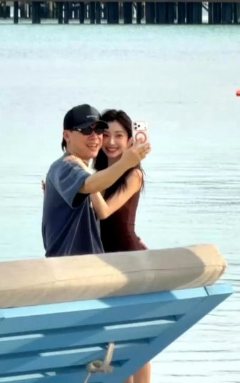 有网友曝胡彦斌易梦玲恋情，两人接吻视频传出。戴过同款手表，还一起去看了张一山话剧