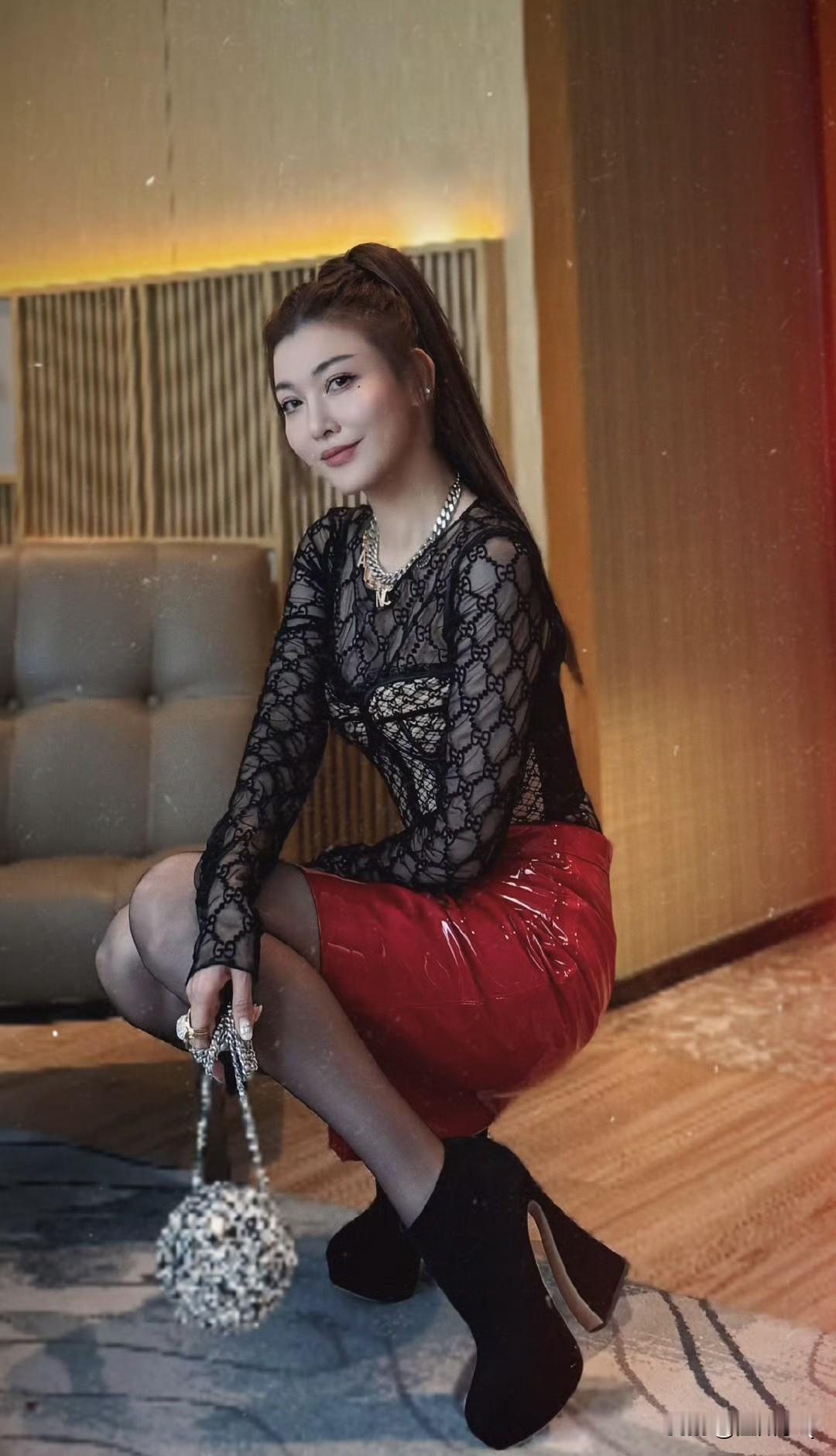 李彩桦本身就很高了，还穿如此高的高跟鞋，高跟鞋绝对是她的真爱。