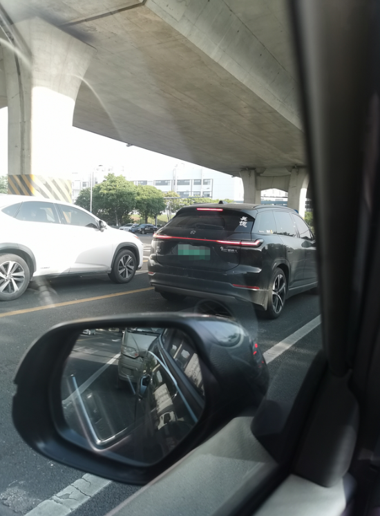 买蔚来没未来，理想L9秒杀ES7路上看到一辆蔚来ES7,非常少见。一般都是ES