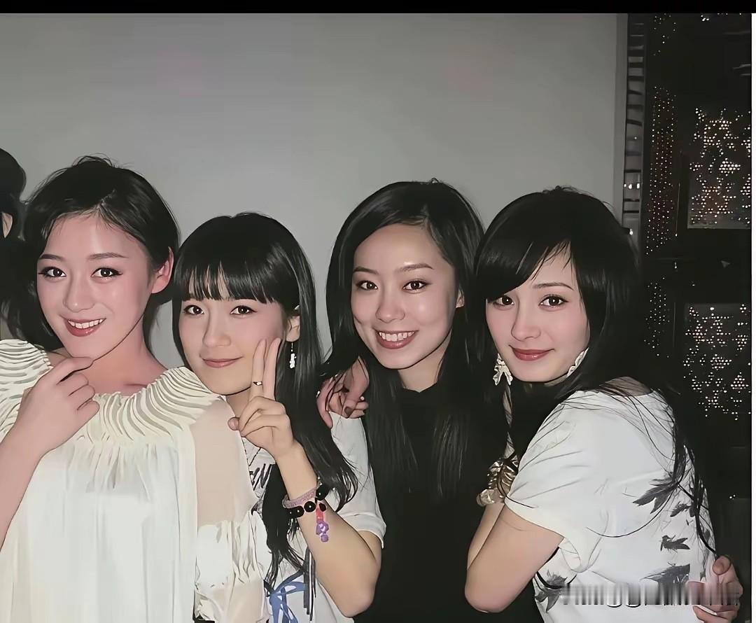 原来她们年轻的时候，关系那么好啊？