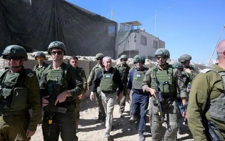 谁能想到，把加沙围得水泄不通的，竟然是以色列；现在拼命往里面送东西的，竟然还是以