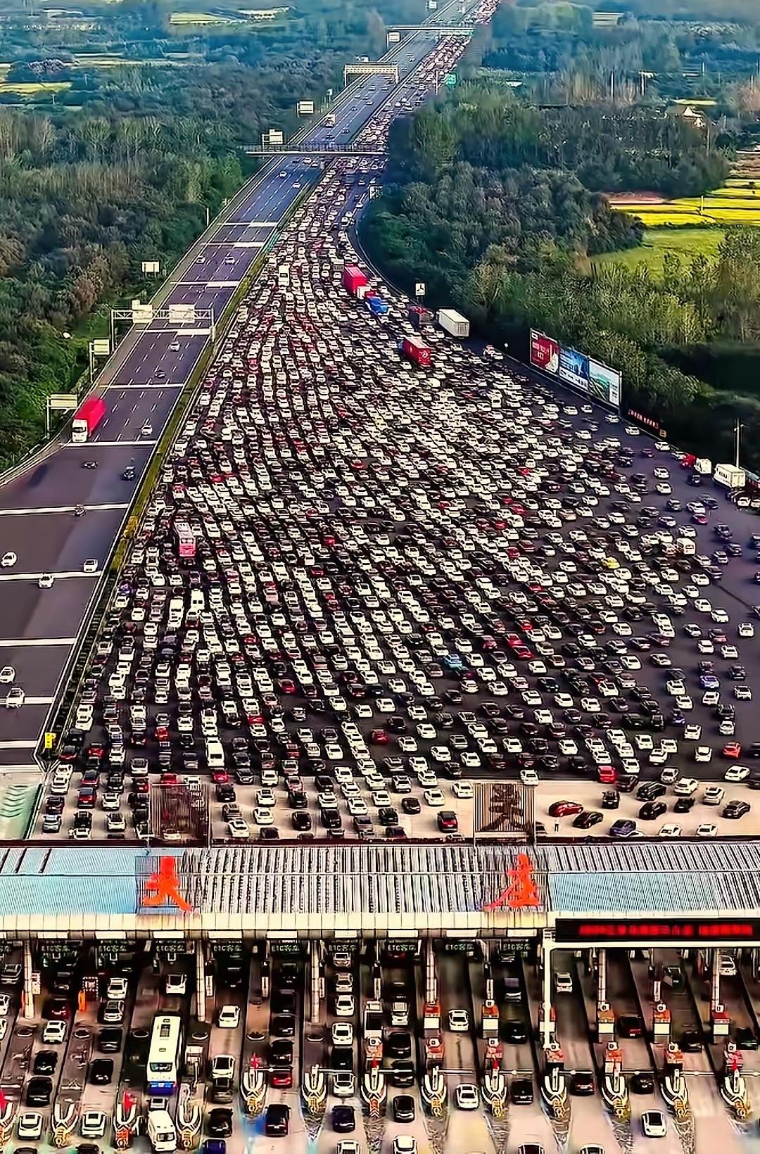 安徽东大门的车辆好震撼！这张航拍照片定格了2026年春运