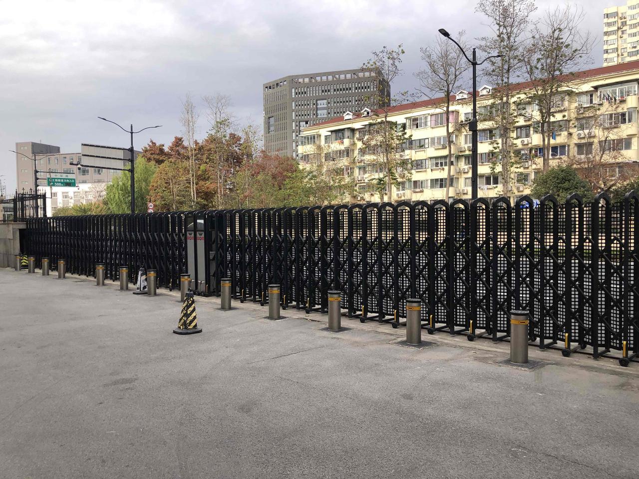 几乎所有中国大地上的法院、事业单位或政府机构、博物馆、艺术馆、图书馆都设计建造了