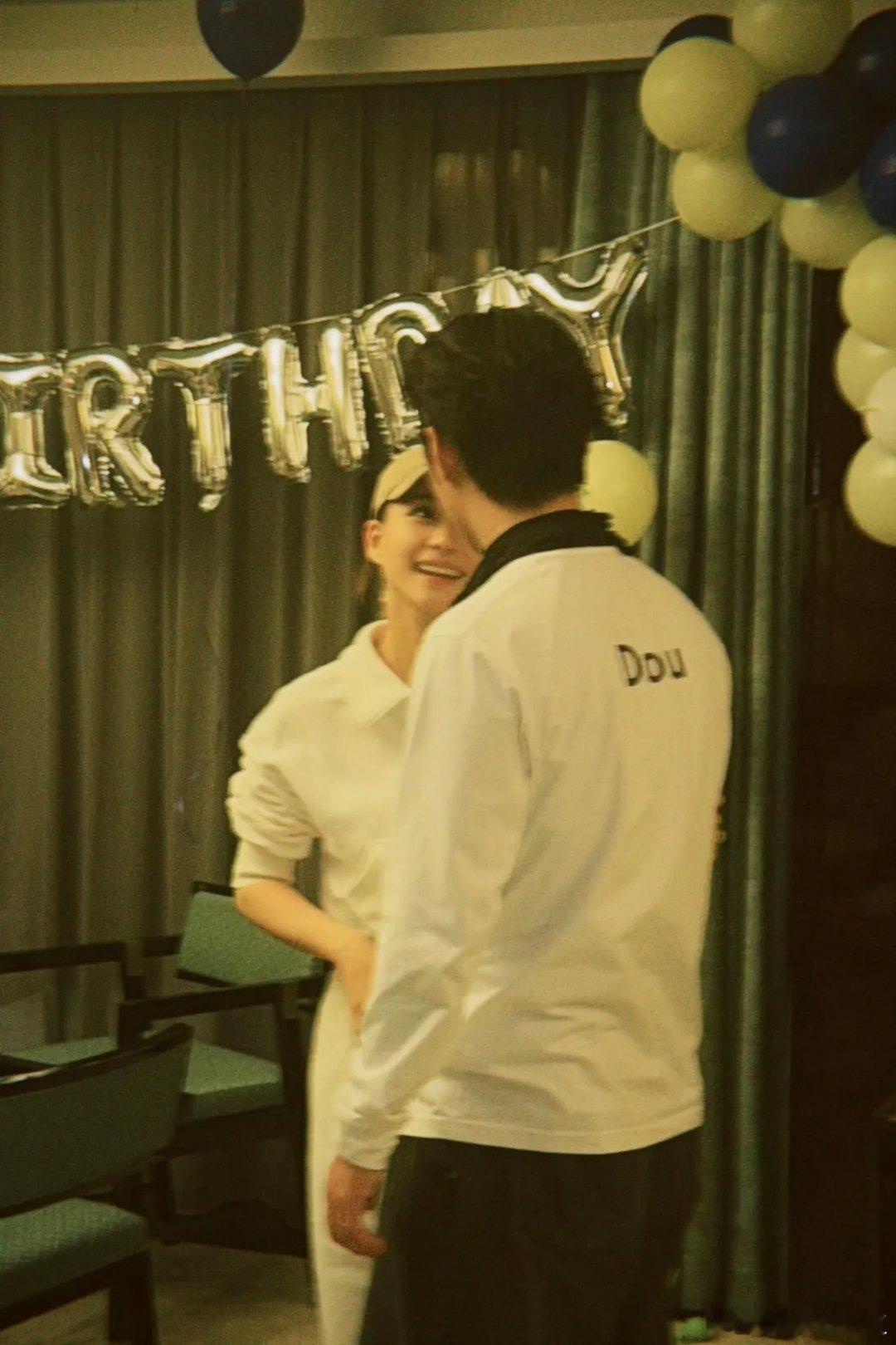 再也不相信向太说的话了，何超莲窦骁最近都甜成什么样了，哪里像闹离婚的样子？窦骁参