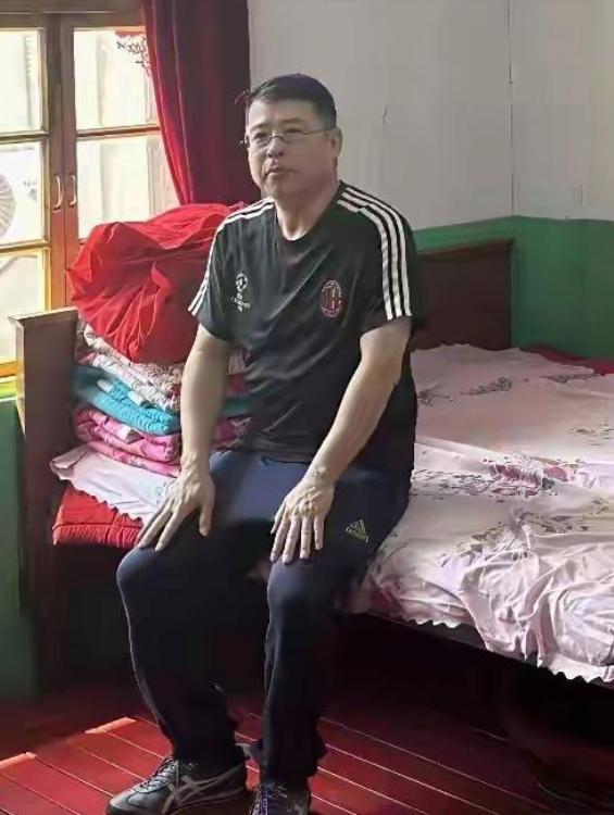 央视名嘴阿丘现状：独居汕头破旧老房，身材发福无人识，一句错话葬送一生，这就是“飘