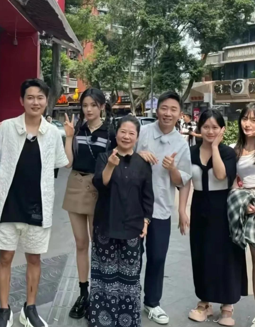 讲真，除了杨迪其他人我一个都不认识，这也太夸张了吧！​​​