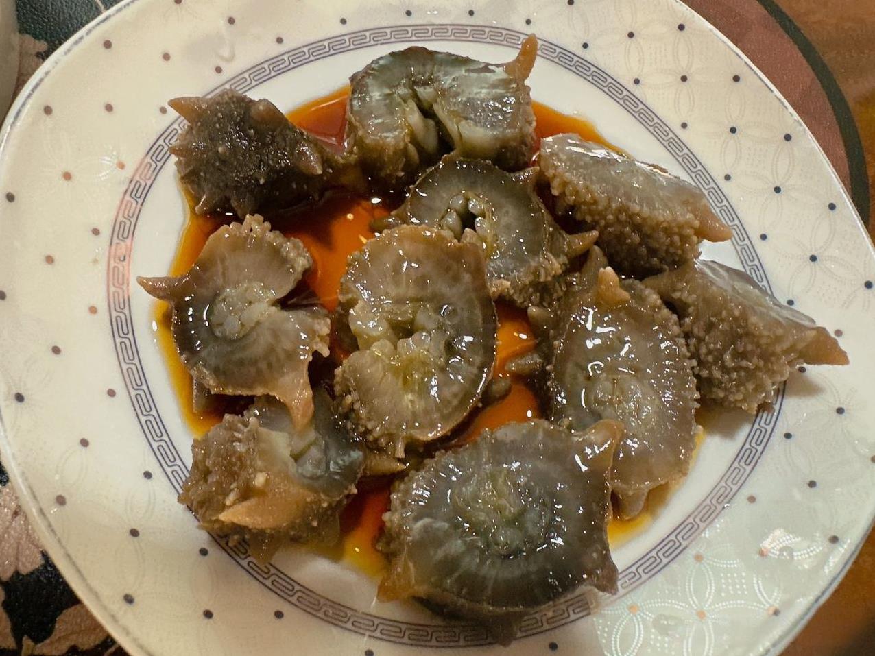 还是家里的饭菜最好吃拿出来两只即食海参切片加入味极鲜香油，记住海参不能放醋，加