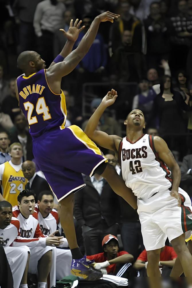 2009年12月湖人战雄鹿那球，至今够吹。科比手指伤得厉害，常规时间在某个