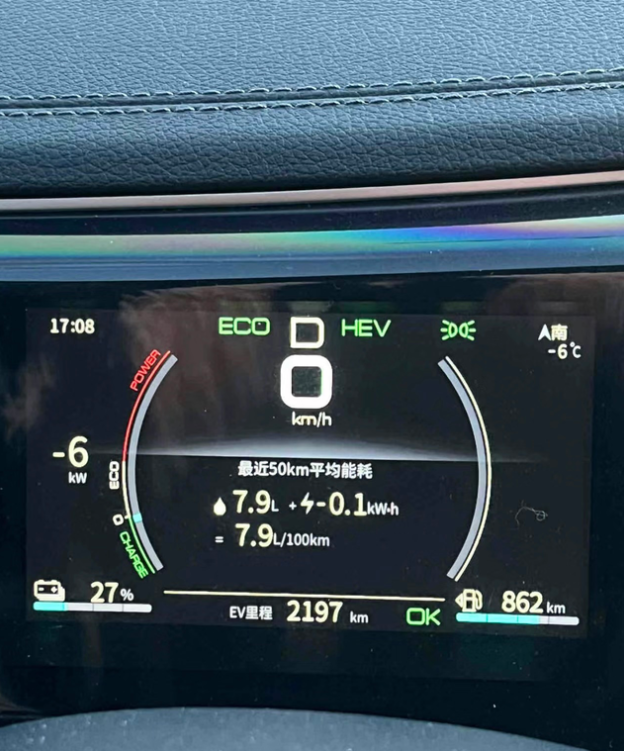 媳妇开车懒得很，不充电，也没开强制保电，油耗还不错，没有网上传的9-11个油那么
