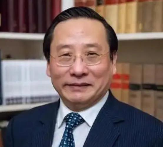 在多哈论坛上，中国学者高志凯面对非洲青年的疑问。有人说“中国在非洲掠夺资源”，高