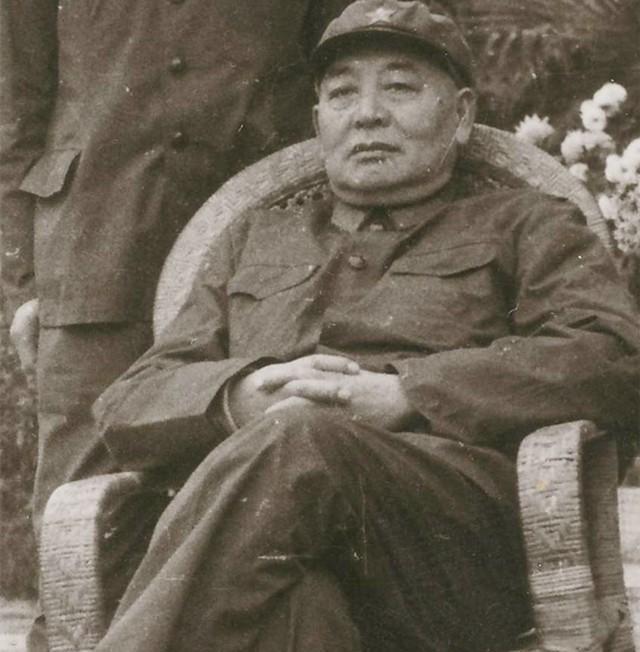 1979年开国大校尹先炳卧病在床，秦基伟凑到他耳边用敬重的语气喊了一声：老领导！