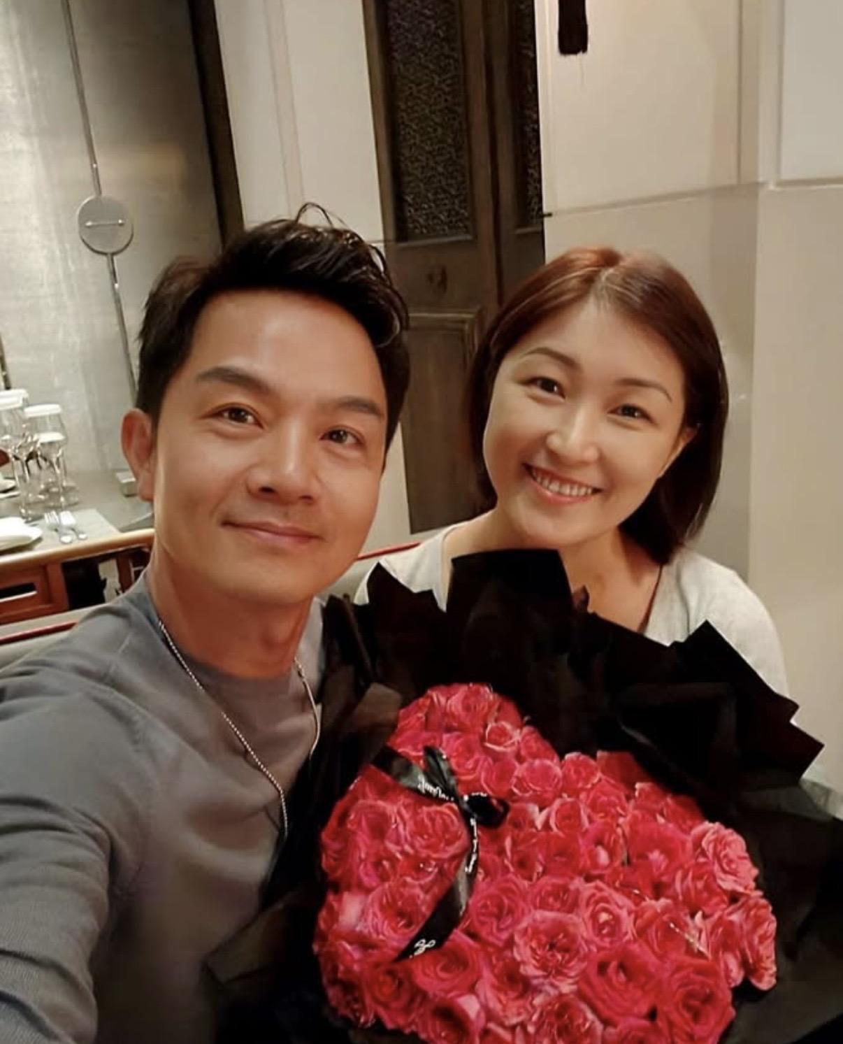 TVB艺人胡诺言与妻子陈琪育有三个子女，夫妻俩都是绿叶，靠着一己之力养全家，生活
