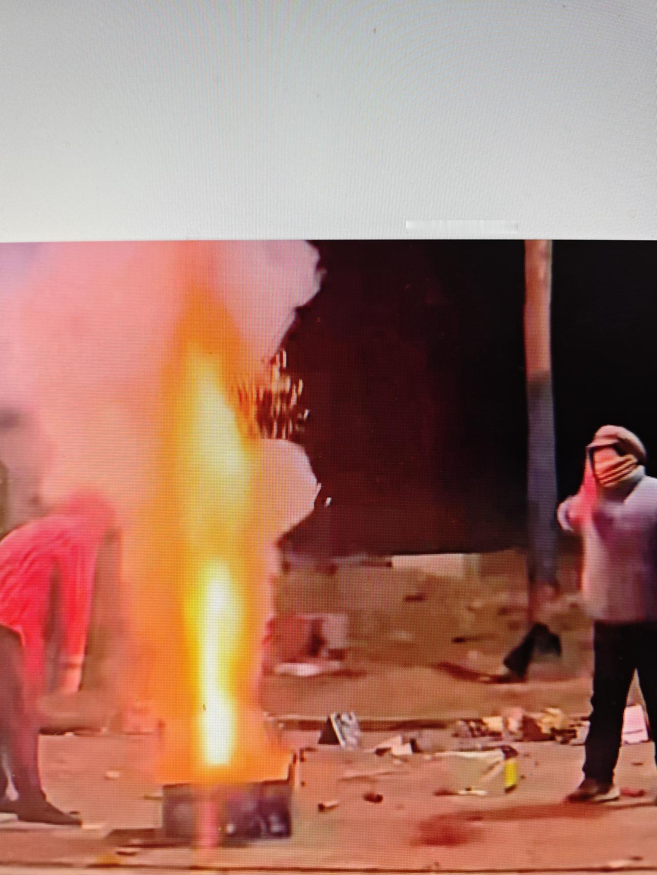 争夺烟花盒子这是在网络上看到的，两个老人站在正在燃放的烟花盒子边上。这盒