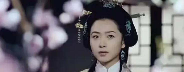 1561年，戚继光偷娶了3个小妾，还生了5个儿子，妻子王氏一听，抄起一把刀就往外
