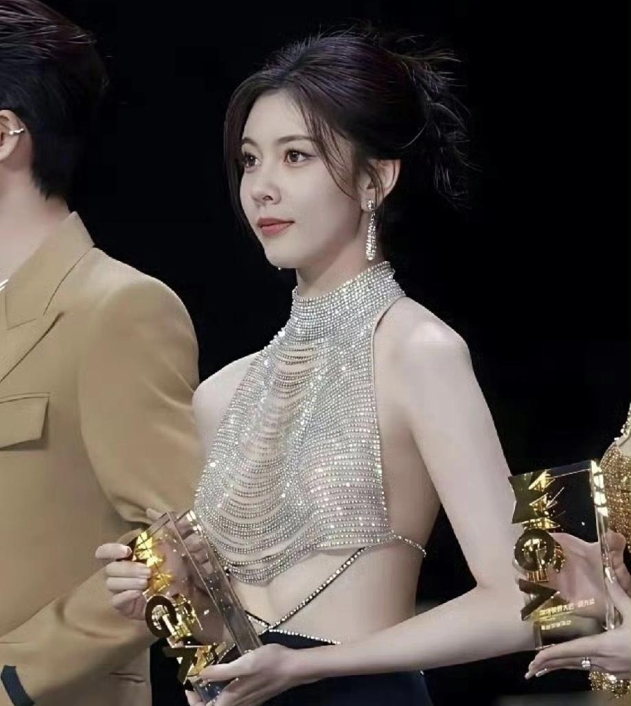 一般人可不敢这么穿，这衣服真是挑人啊！换个一般身材的人，穿下来都不是这个效果!