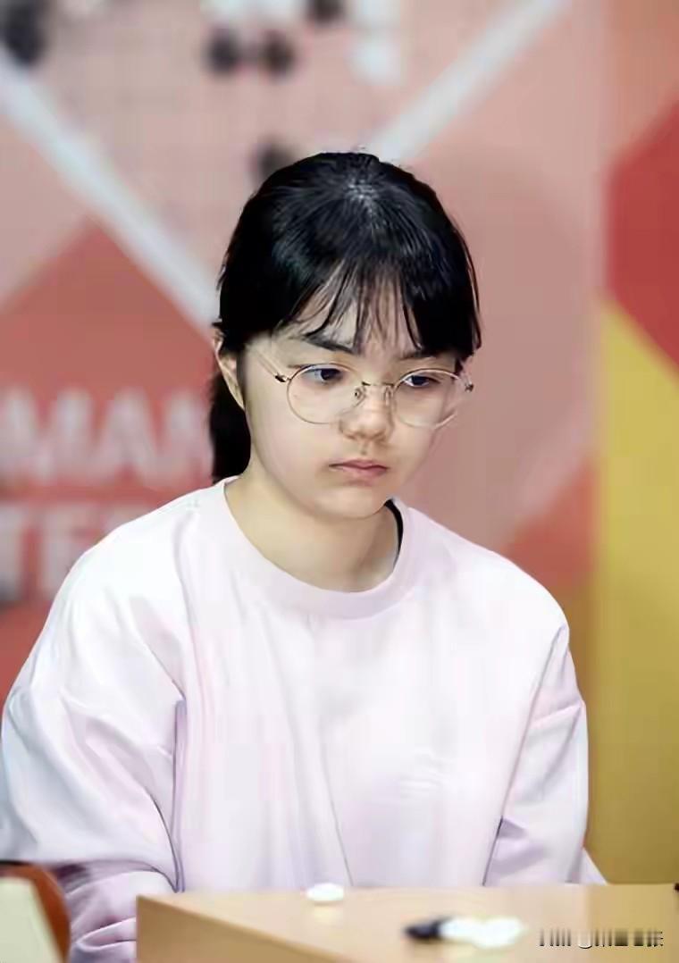 今天下午的两盘16强战没咱中国棋手的身影，不过有场性别大战挺受关注。16岁的仲邑