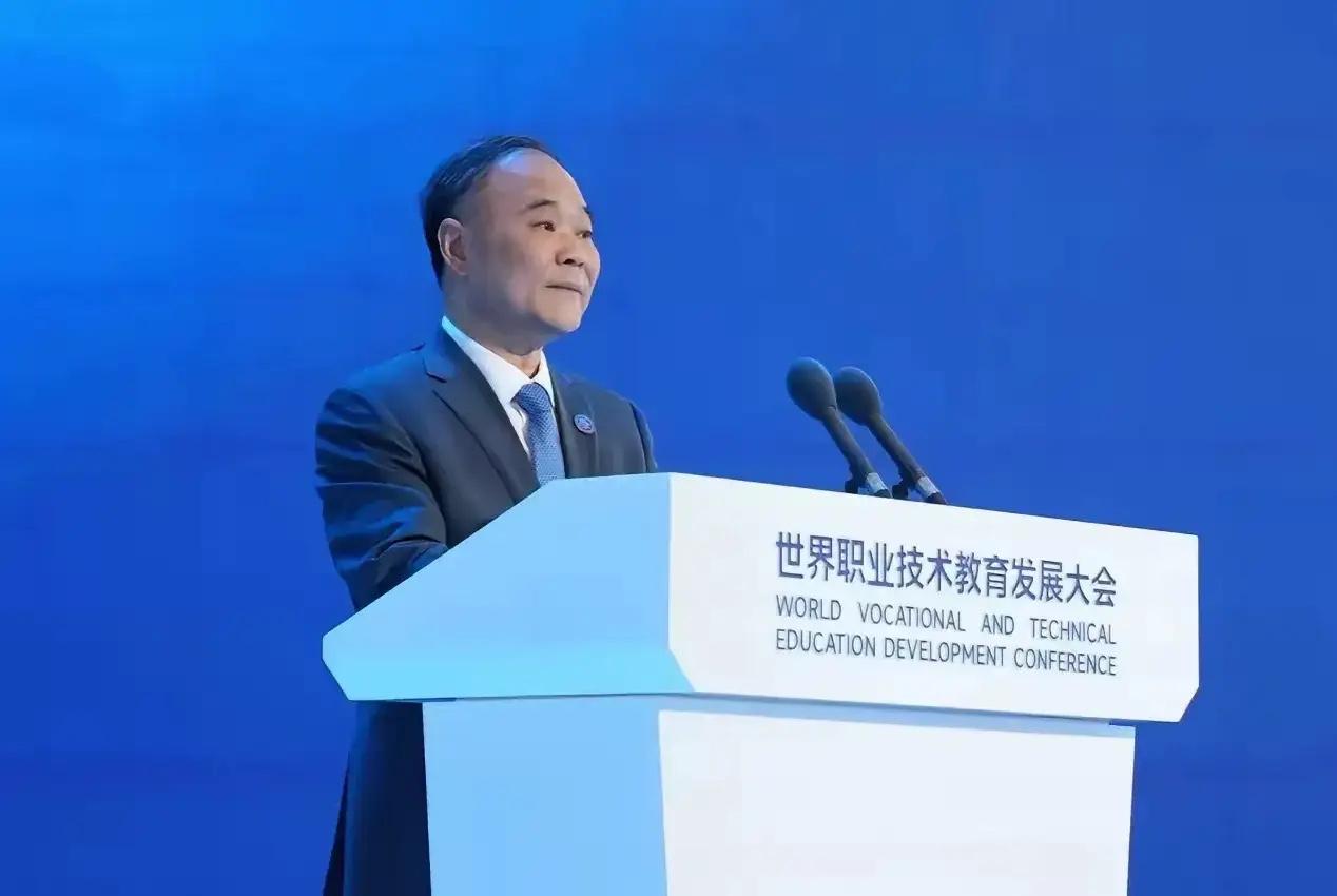 破防了！吉利大佬怒了！2025年10月31日，李书福一句话炸锅车圈：新势力