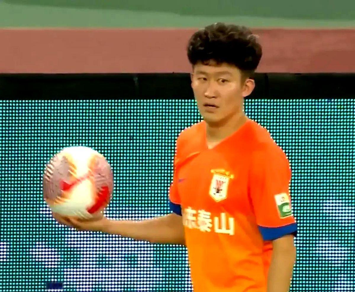 王彤新赛季可能离开山东泰山队，叶落归根，在职业生涯末期加盟家乡球队辽宁铁人。