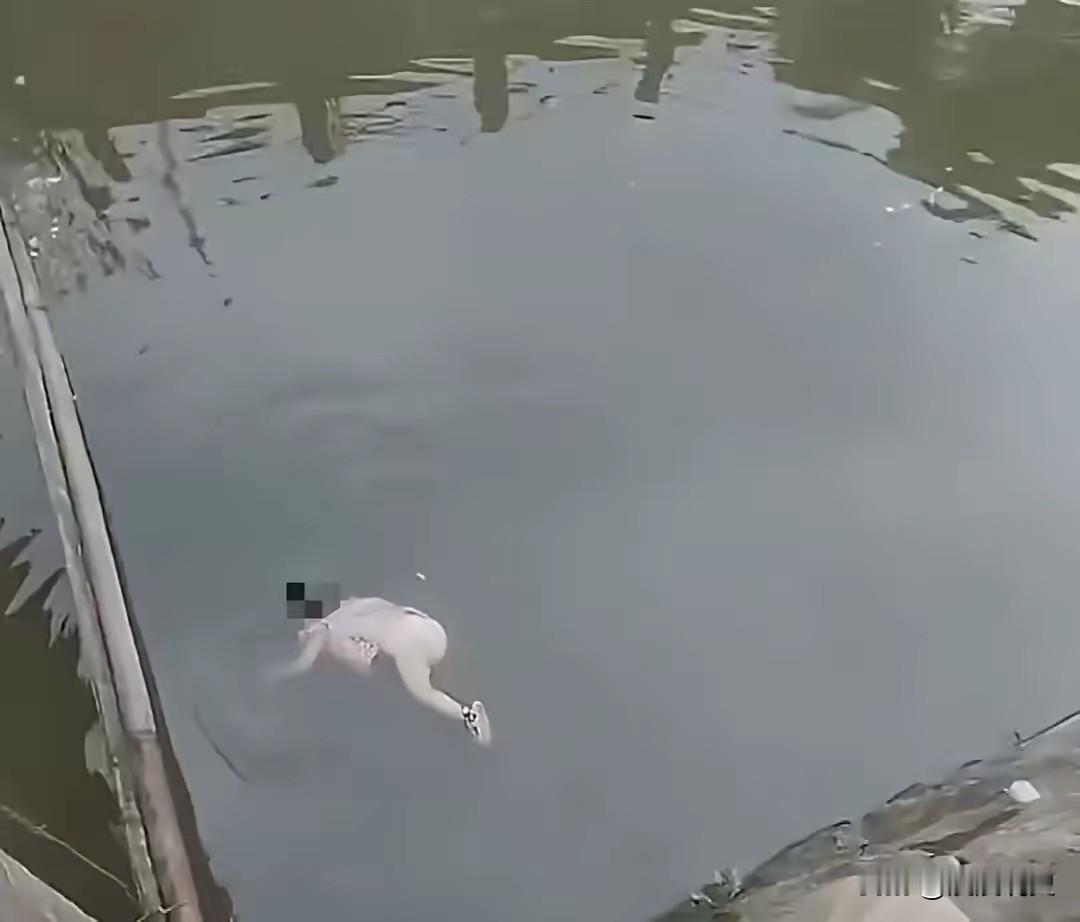 命都要没了，还在水里喊着怕别人占便宜？“你别碰我！”就因为女人这一嗓子，救人大哥
