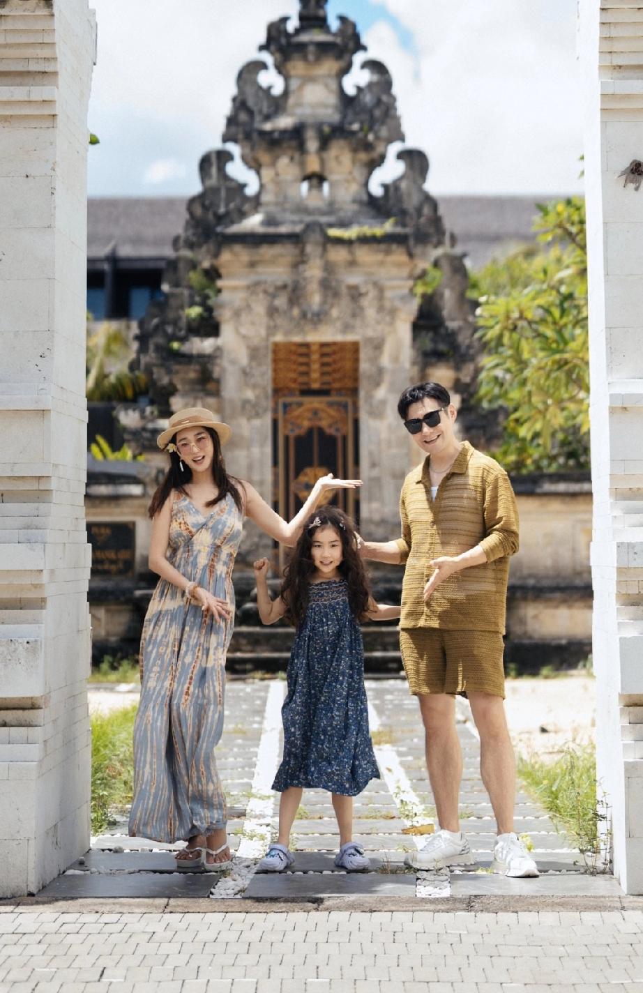 严屹宽夫妇俩带娃去印度尼西亚度假了，一家三口在那里拍了好多美照，两人不管女儿，只