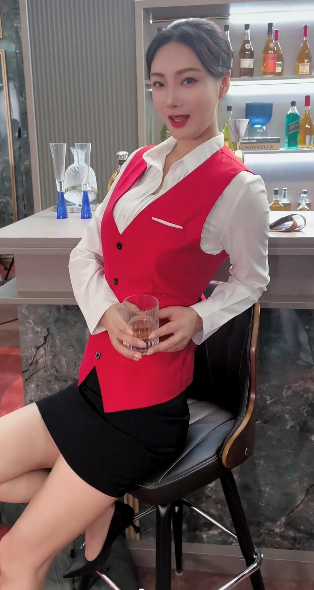 小哥哥，今天晚上有空嗎？要不要一起喝一杯？御姐＃大长腿高清美女