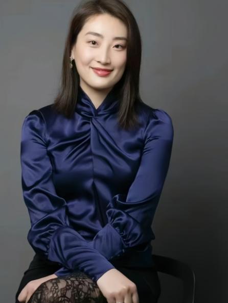 实锤来了！宗馥莉让分家产的闭嘴宗馥莉没和二叔打嘴炮，直接打开三份文件。
