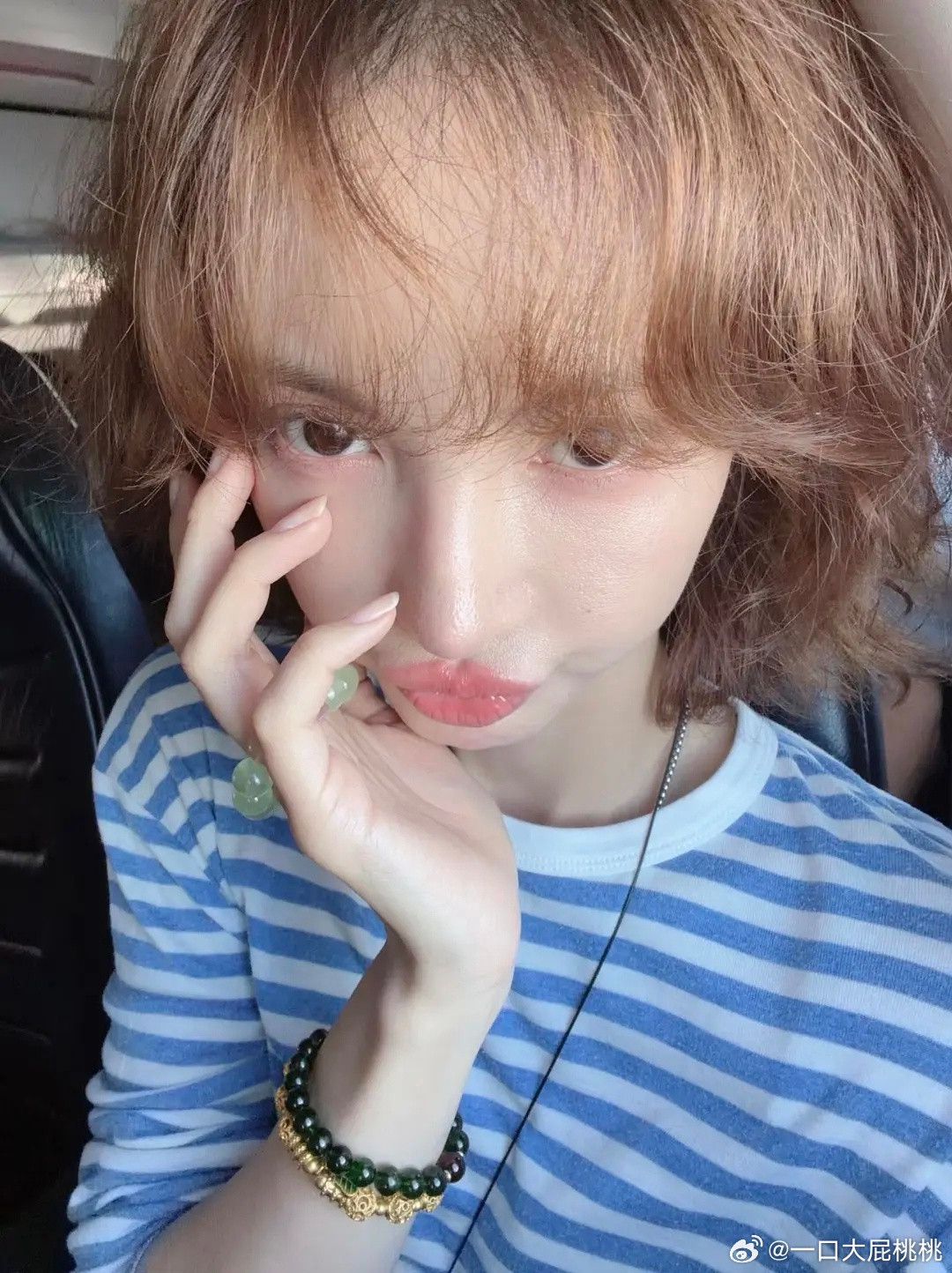 金晨晒近照，心情看起来不错