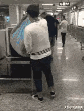 不懂就问，小哥哥是带了什么东西，感觉很重的样子。