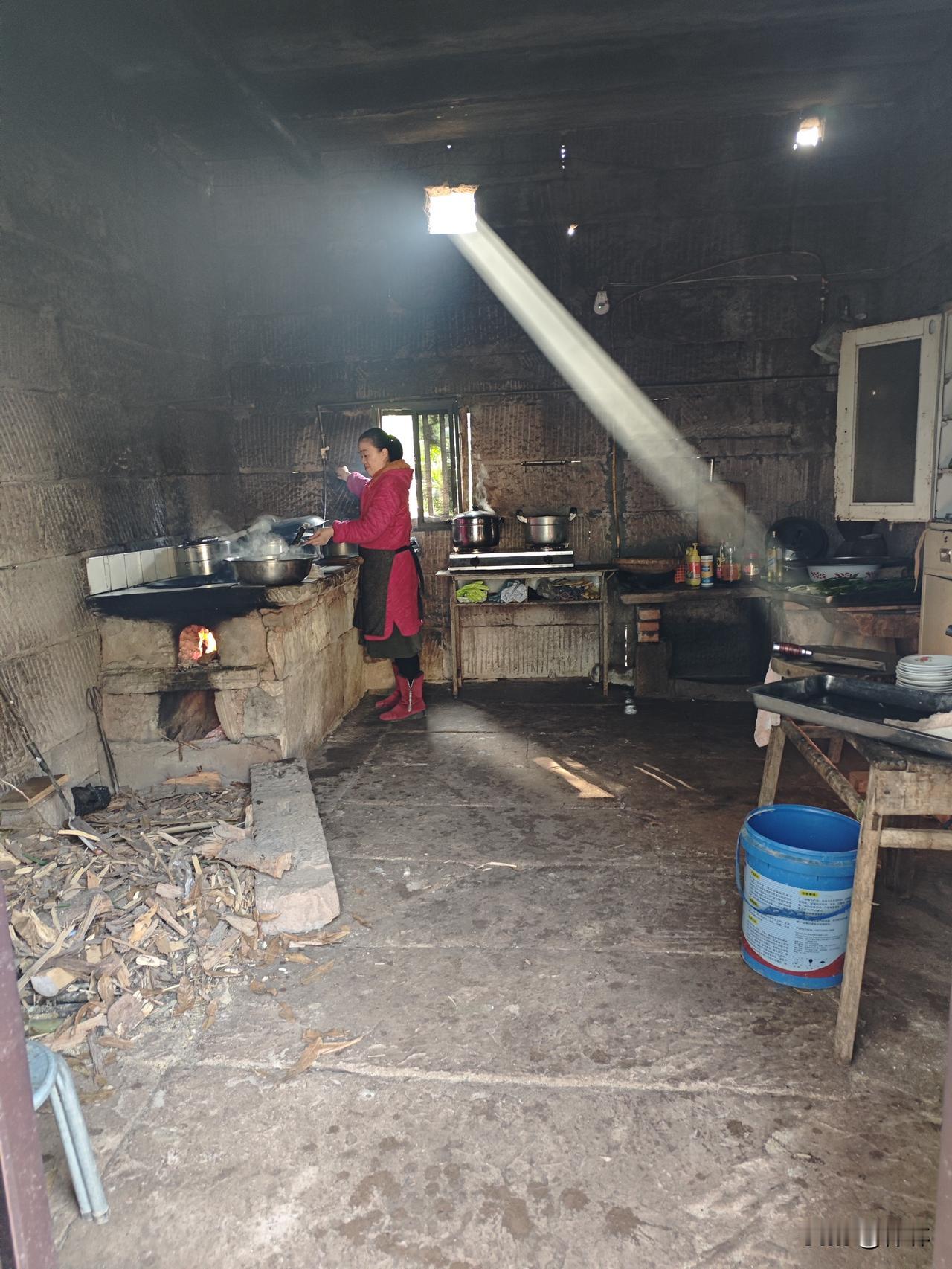 不管再破烂的厨房，只要有一位贤妻，就是一间有灵魂的厨房。以前我也拍过这样的一张