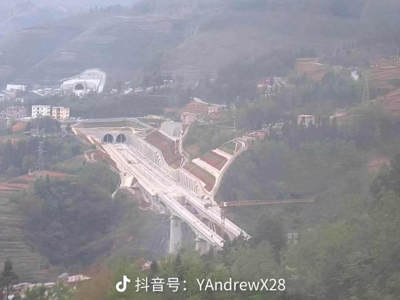 作消息渝昆高铁即将通车，途径云南的昭通，会泽，寻甸终点站昆明南高铁站。为云南昆