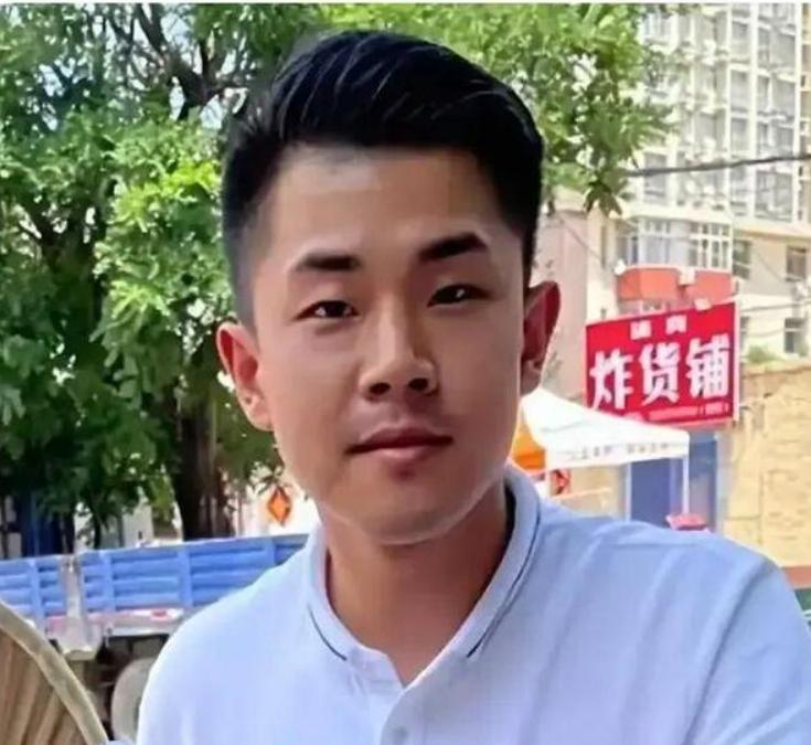 金父为什么能独善其身？当晚他是在家的，儿媳妇撕心裂肺的哭喊，他不可能听不见。过