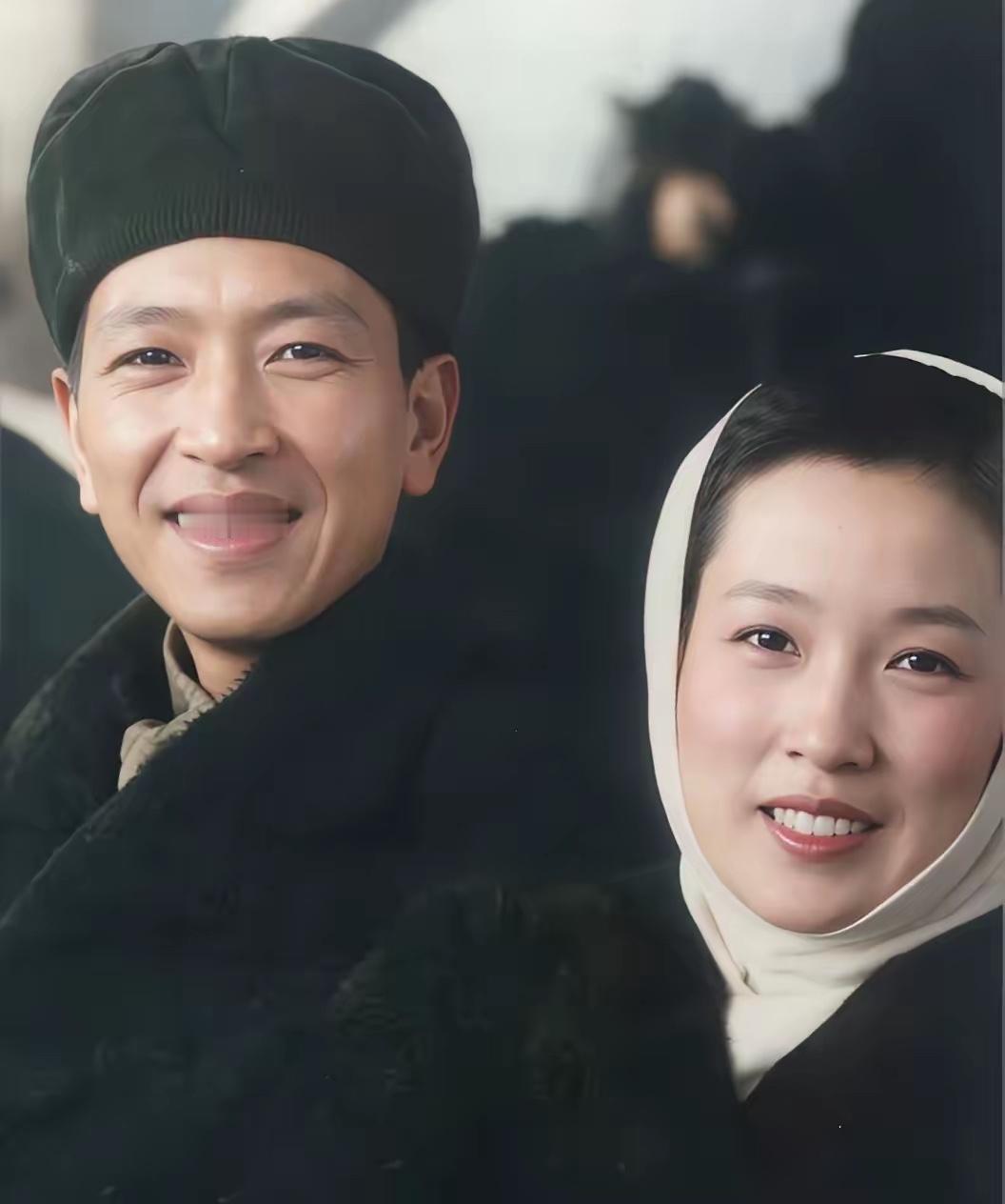 这是耿飚将军和妻子赵兰香的真实样貌，都看看吧，耿飚身着便装，目光坚毅，笑容灿烂；